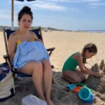 Mãe amamentando é filmada na praia, mas uma pergunta da filha de 8 anos muda tudo featured-1785970987431