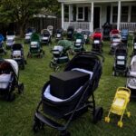 A Misteriosa Recompensa: Dezenas de Carrinhos de Bebê no Jardim featured-1785979329348