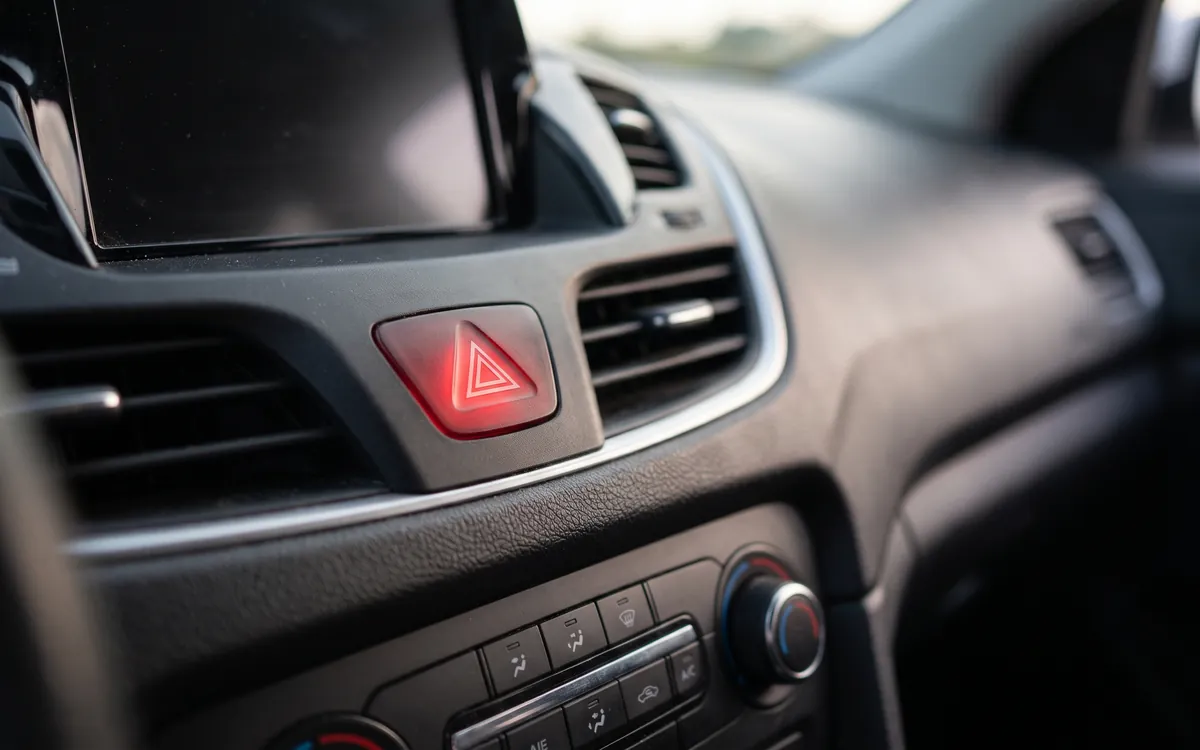 Pisca-alerta do carro: quando usar e quando evitar